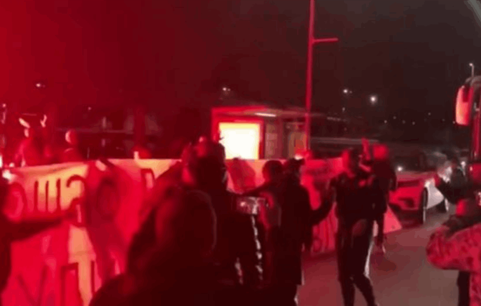 TRENER ZVEZDE OVACIJAMA DOČEKAN U MILANU: Navijači INTERA napravili BAKLJADU za DEKIJA! (VIDEO)